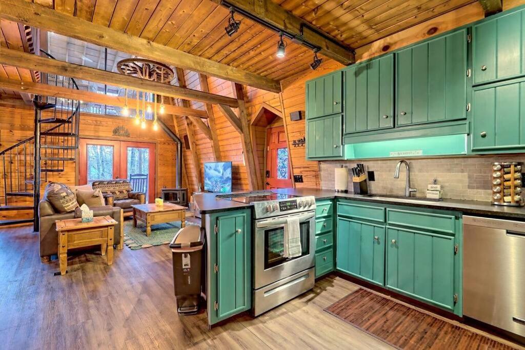 Near Downtown Helen - Hottub, Sauna, Game Room, Fire Pit Ngoại thất bức ảnh